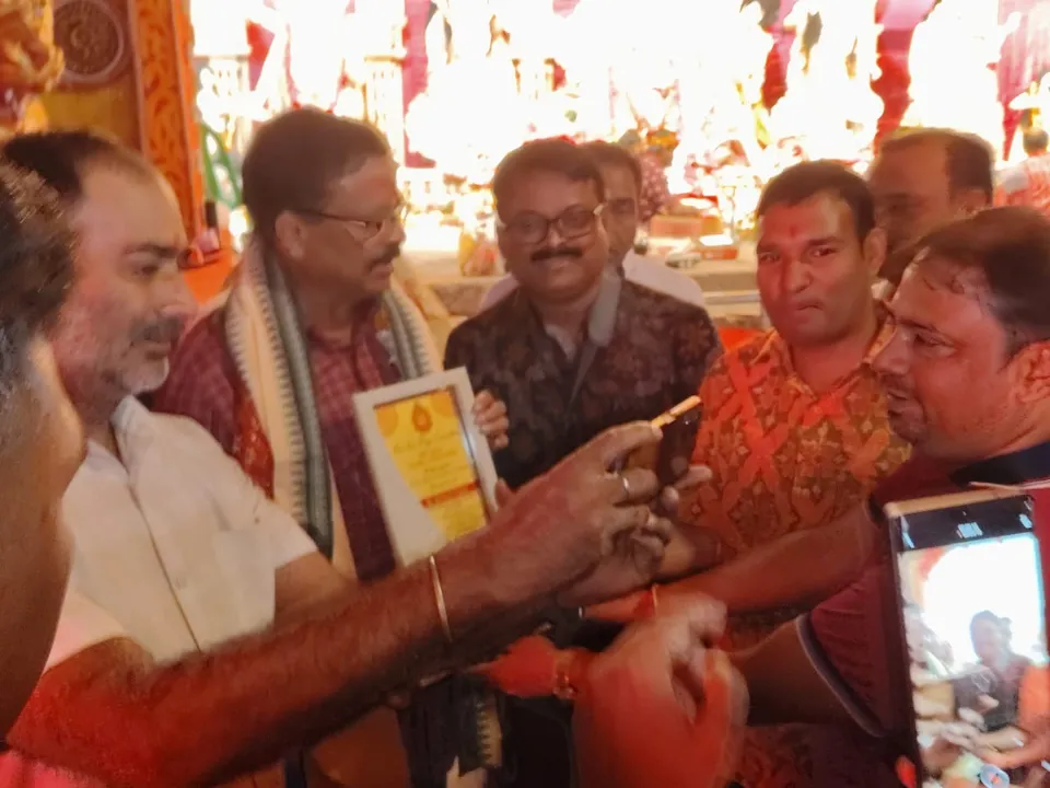  ଝାରସୁଗୁଡ଼ାର ଦୁର୍ଗା ପୂଜା ମଣ୍ଡପରେ ରାଜସ୍ବ ଓ ବିପର୍ଯ୍ୟୟ ପରିଚାଳନା ମନ୍ତ୍ରୀ ସୁରେଶ ପୂଜାରୀ