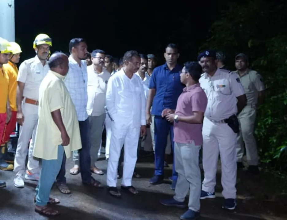  ଭୂସ୍ଖଳନ ସ୍ଥଳରେ ମନ୍ତ୍ରୀ ବିଭୂତି ଭୂଷଣ ଜେନା, ସ୍ଥିତିର ଅନୁଧ୍ୟାନ ସହ ପର୍ଯ୍ୟଟକଙ୍କ ସହ ଆଲୋଚନା କଲେ