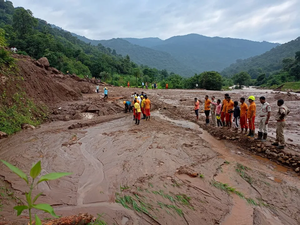  ଭୂସ୍ଖଳନରେ ବାପ ପୁଅ ନିଖୋଜ, ମାଟି ତଳେ ଚାପି ହୋଇ ରହିଥିବା ସନ୍ଦେହ