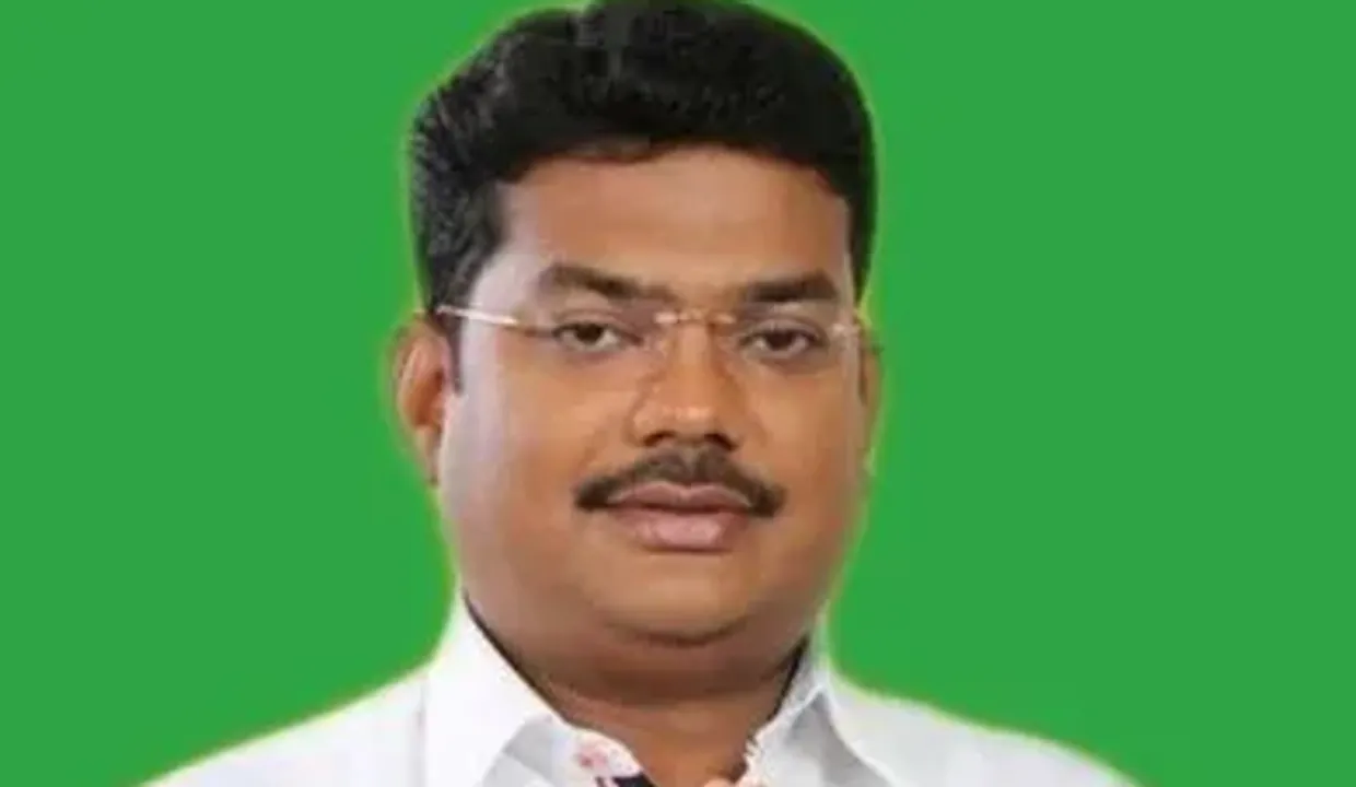  ‘ଭତ୍ତା ଚୋର’ କହି ଚାନ୍ଦବାଲି ବିଜେଡି ବିଧାୟକ ବ୍ୟୋମକେଶ ରାୟଙ୍କୁ ଗୋଡ଼ାଇଲେ ଲୋକେ, ମାଡ଼ ଭୟରେ ଖସି ପଳାଇଲେ ବିଧାୟକ