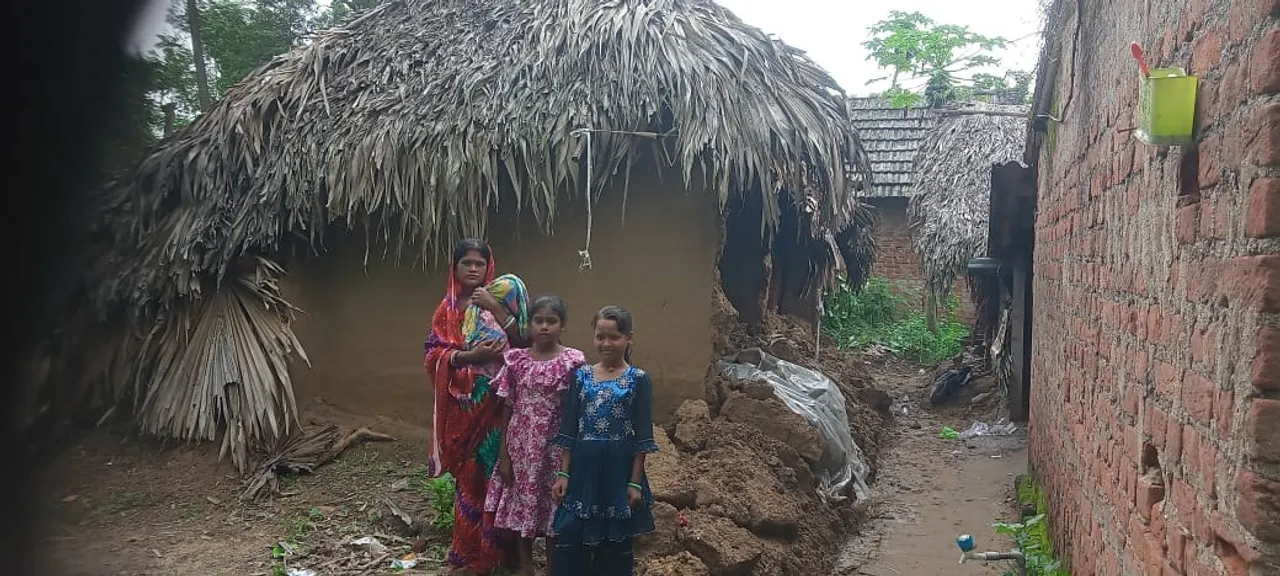  ପ୍ରମିଳାଙ୍କ ପାଇଁ ଆବାସ ଯୋଜନା ଅପହଞ୍ଚ: ବରଡ଼ା ଛପର ଭଙ୍ଗା ଘରେ କଟୁଛି ଦିନ