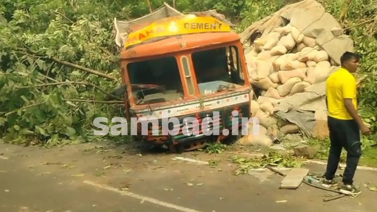  ୩୦ ଫୁଟ୍ ତଳକୁ ଖସିଲା ସିମେଣ୍ଟ ବୋଝେଇ ଟ୍ରକ୍‌, ଡ୍ରାଇଭର ଗୁରୁତର