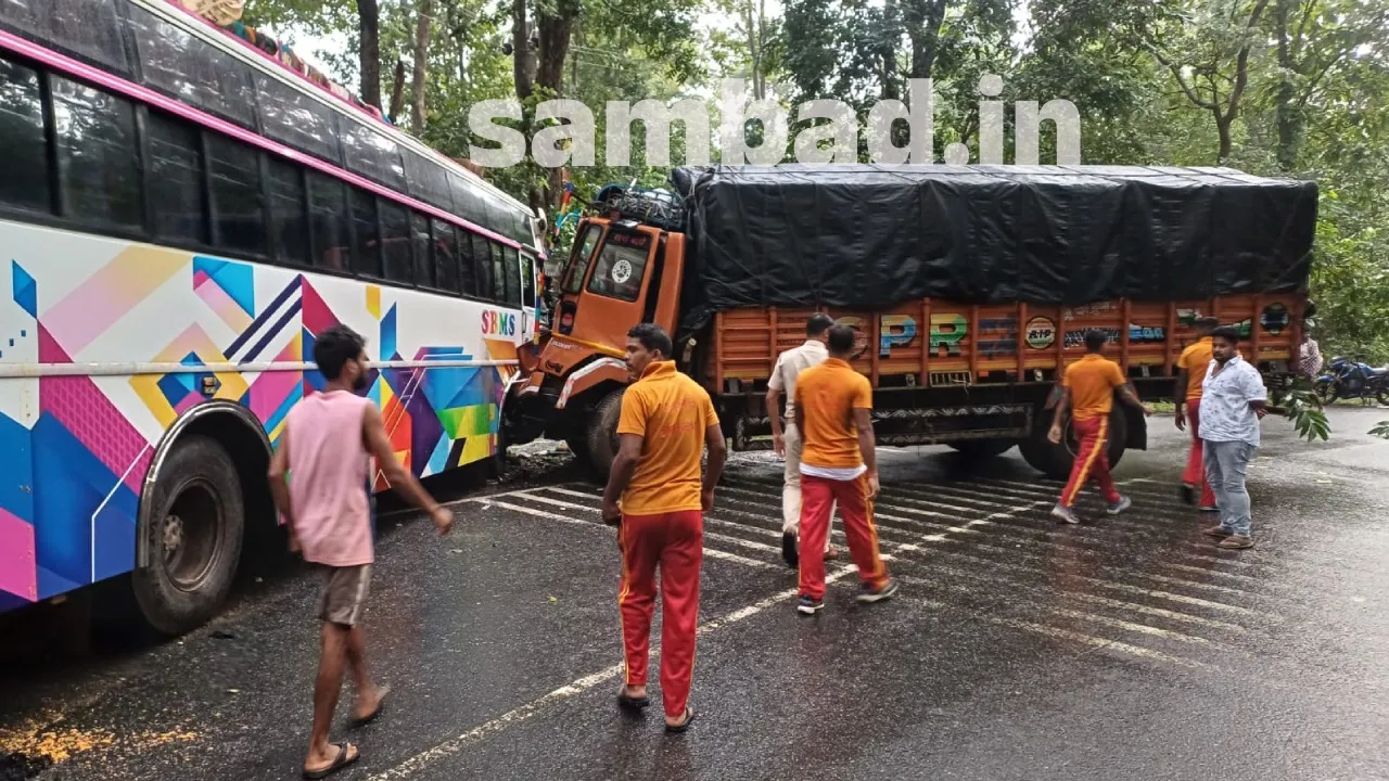  ଯାତ୍ରୀବାହୀ ବସ୍‌ ସହ ଭାରିଯାନ ମୁହାଁମୁହିଁ: ଟ୍ରକ୍‌ ଡ୍ରାଇଭର ମୃତ, ୨୦ରୁ ଊର୍ଦ୍ଧ୍ବ ଆହତ
