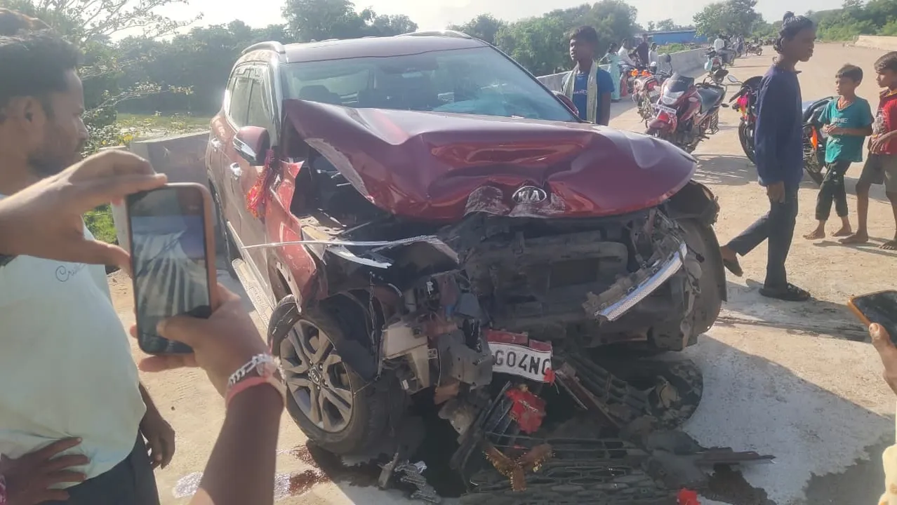  ଟ୍ରାକ୍ଟରକୁ ବଂଚେଇବାକୁ ଯାଇ କାର ଦୁର୍ଘଟଣାଗ୍ରସ୍ତ
