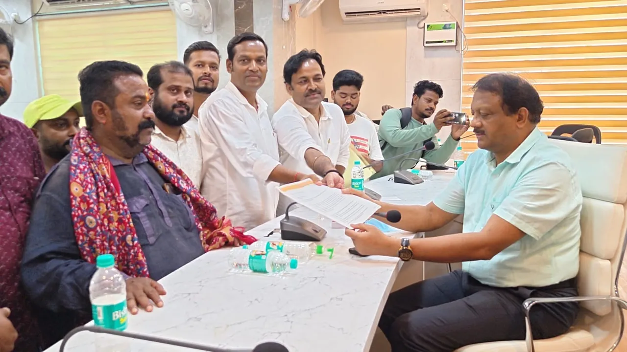  ଟ୍ରକ୍‌ ଟିପର ମାଲିକ ସଂଘର ଜିଲ୍ଲାପାଳଙ୍କ ଅଫିସ ଆଗରେ ପ୍ରତୀକ ଅନଶନ