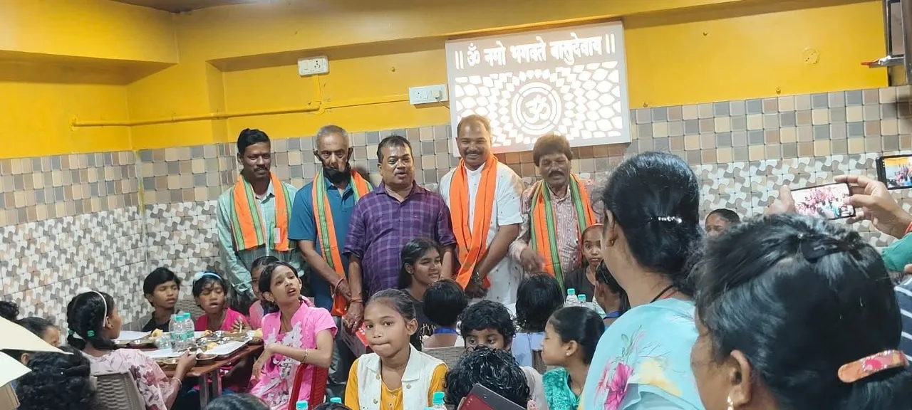  ଅନାଥ-ଗରିବ ପିଲାଙ୍କୁ ଖାଦ୍ୟ ସହ ପାଠ୍ୟ ସାମଗ୍ରୀ ପ୍ରଦାନ କଲେ ହୋଟେଲ ମାଲିକ