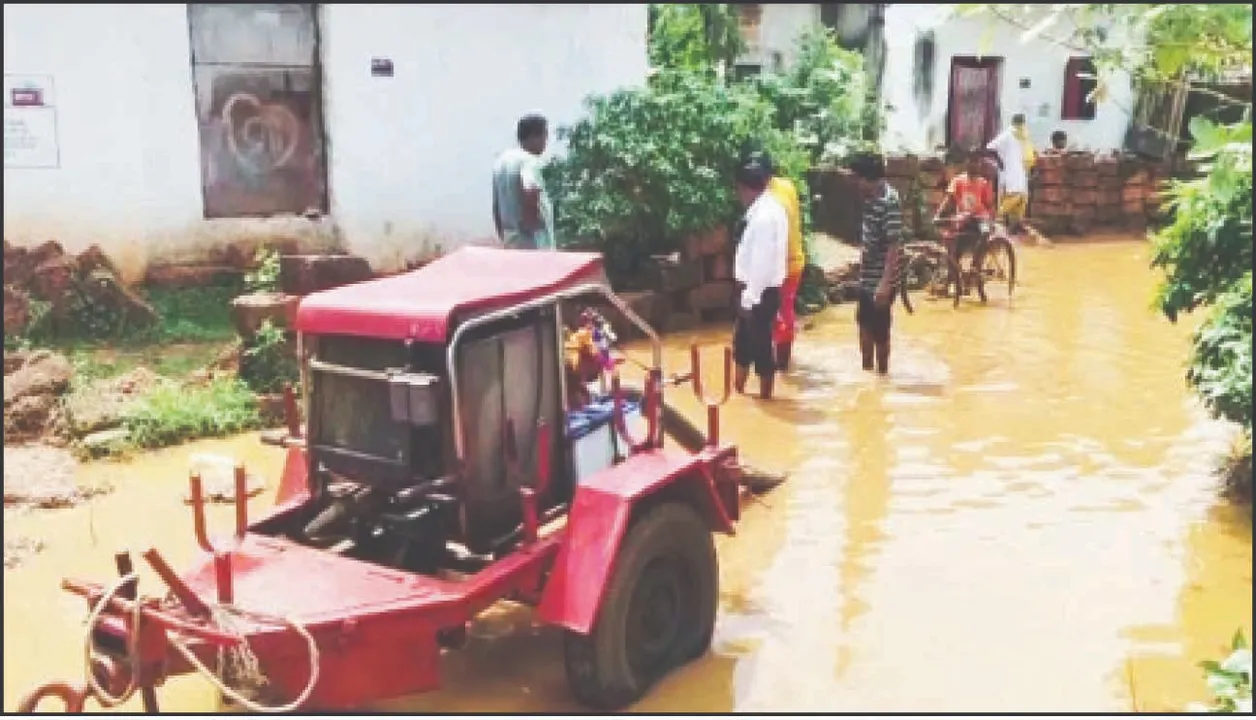  ରାସ୍ତାରେ ଆଣ୍ଠୁଏ ପାଣି, ତେଜୁଛି ଅସନ୍ତୋଷ