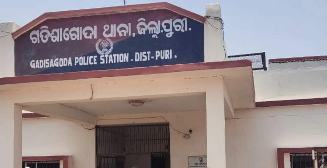  ବସ୍‌ ଭିତରେ ପଶି ଯାତ୍ରୀଙ୍କୁ ହାଣି ପକାଇଲା ଯୁବକ