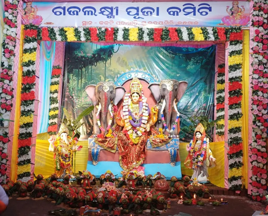  ମା’ ଲକ୍ଷ୍ମୀଙ୍କ ପୂଜାର୍ଚ୍ଚନାରେ ନିମଗ୍ନ ଶ୍ରଦ୍ଧାଳୁ