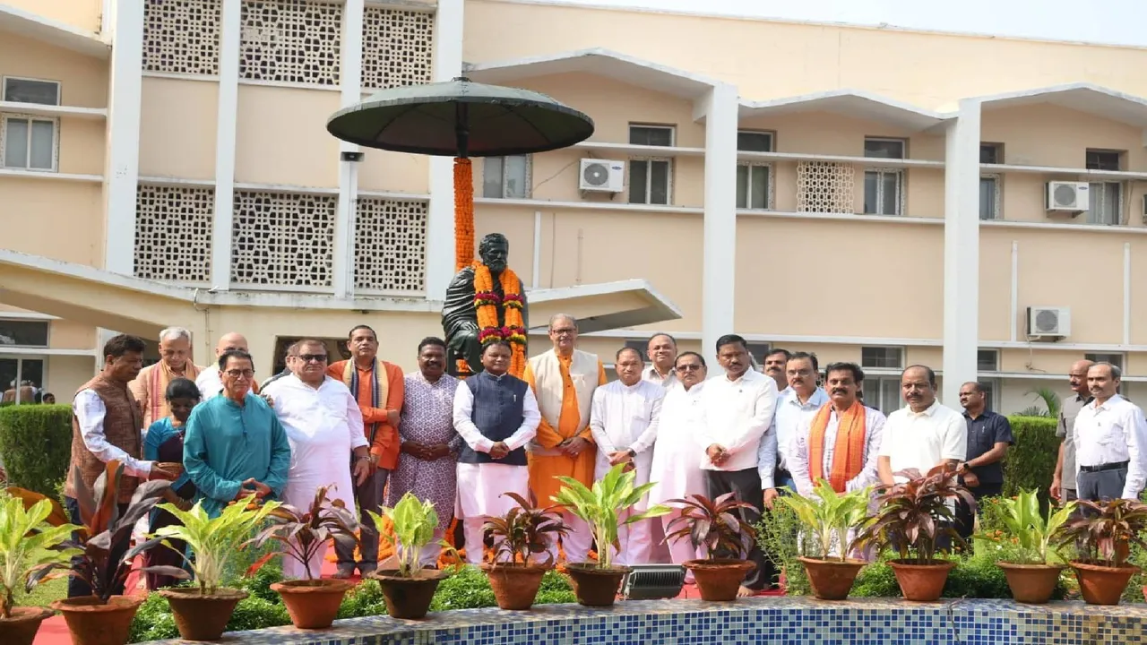  Utkalmani Gopabandhu Das' birth anniversary: ​​Chief Minister pays floral tributes 
