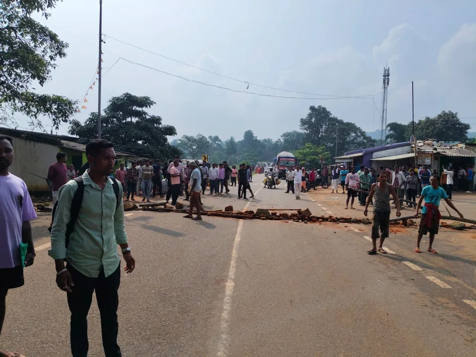 ଅଟୋକୁ ପଛରୁ ଧକ୍କା ଦେଇ ପୁଲିସ ଗାଡି ଚମ୍ପଟ: ଅଟୋ ଚାଳକ ଗୁରୁତର, ଅଳ୍ପକେ ବର୍ତ୍ତିଲେ ୨ ମହିଳା ଯାତ୍ରୀ