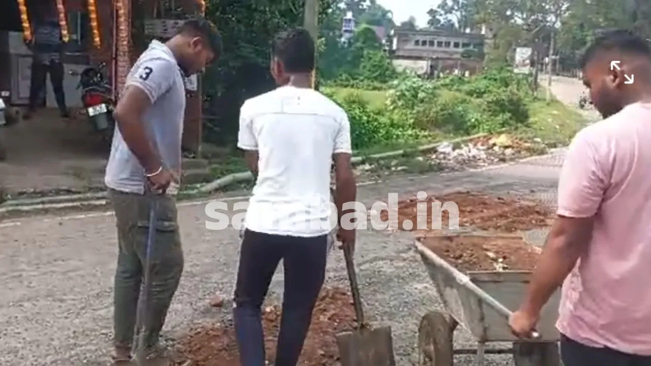  ରାଜ୍ୟ ରାଜପଥ ମରାମତି କଲେ ସ୍ବେଚ୍ଛାସେବୀ; କୁମ୍ଭକର୍ଣ୍ଣ ନିଦ୍ରାରେ ଶୋଇଛି ପୂର୍ତ୍ତ ବିଭାଗ