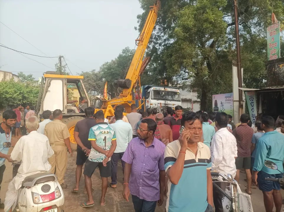  କଣ୍ଟିଲୋ-କଳାପଥର ଭାୟା ବାଘମାରୀ ରାଜପଥ ପାଲଟିଛି ମରଣ ଯନ୍ତା, ଉପ ଡାକଘରର ଶହେ ମିଟର ପ୍ରାଚୀର ଭାଙ୍ଗି ଚୁରମାର