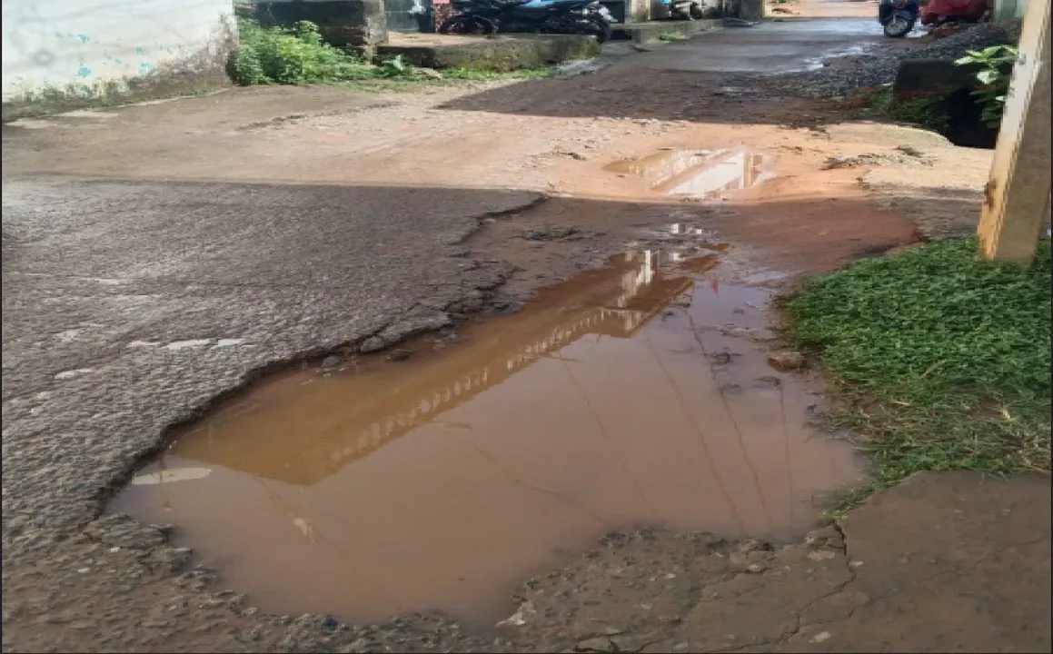  ଖୋଳି ଦେଇ ଚାଲିଗଲେ ଠିକାଦାର: ହନ୍ତସନ୍ତ ଅଞ୍ଚଳବାସୀ