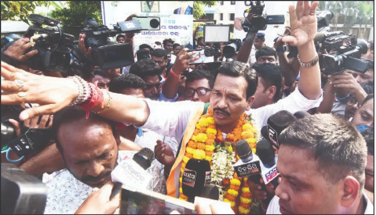  କଂଗ୍ରେସ ଭବନ‌ ଆଗରେ ହଙ୍ଗାମା: ହାତ ଧରିବାକୁ ଆସି ହଟହଟା ହେଲେ ଯାତ୍ରା ମାଲିକ ନାଣ୍ଡୁ