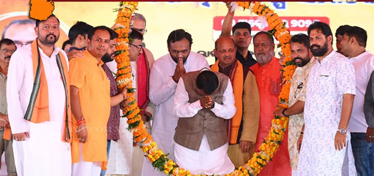  Photograph: (Ommcom News) 