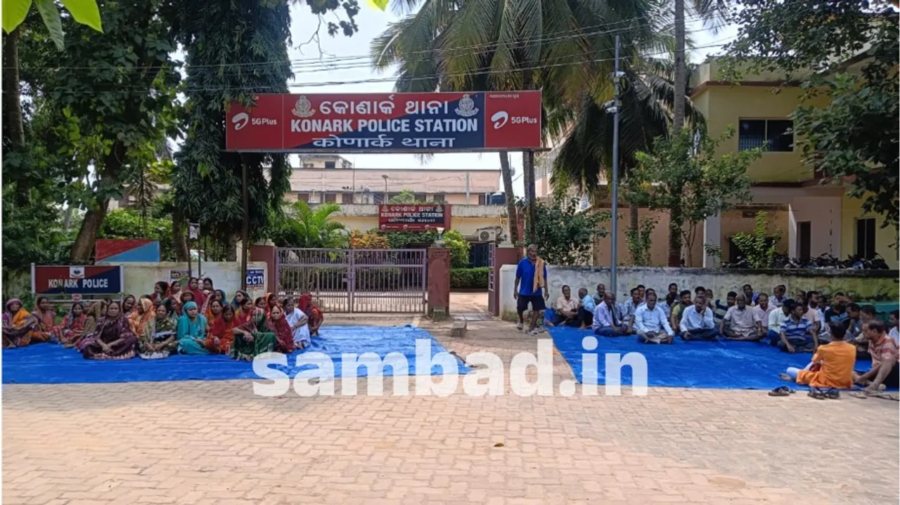  Villagers strike over action of police in Konark. (sambad.in) 