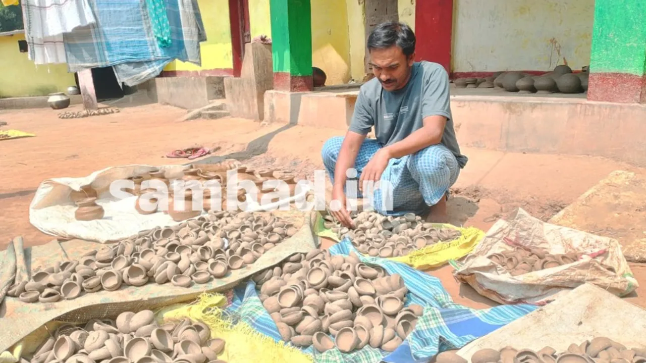  A potter is prepairing traditional earthern lamp for Diwali in Nabarangpur village. Photograph: (sambad.in) 