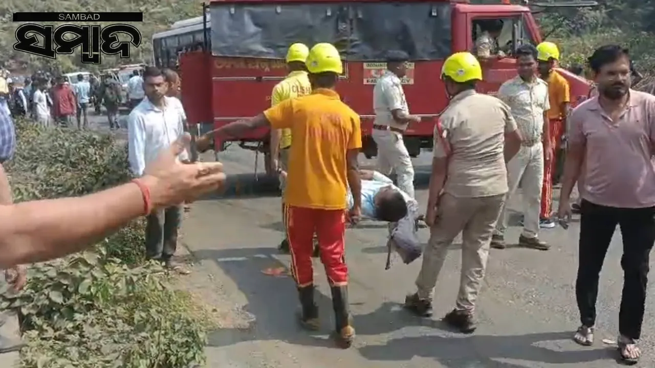  Accident at duarsuni ghati: Bus overturns on car, 25 passengers injured Photograph: (sambad.in) 