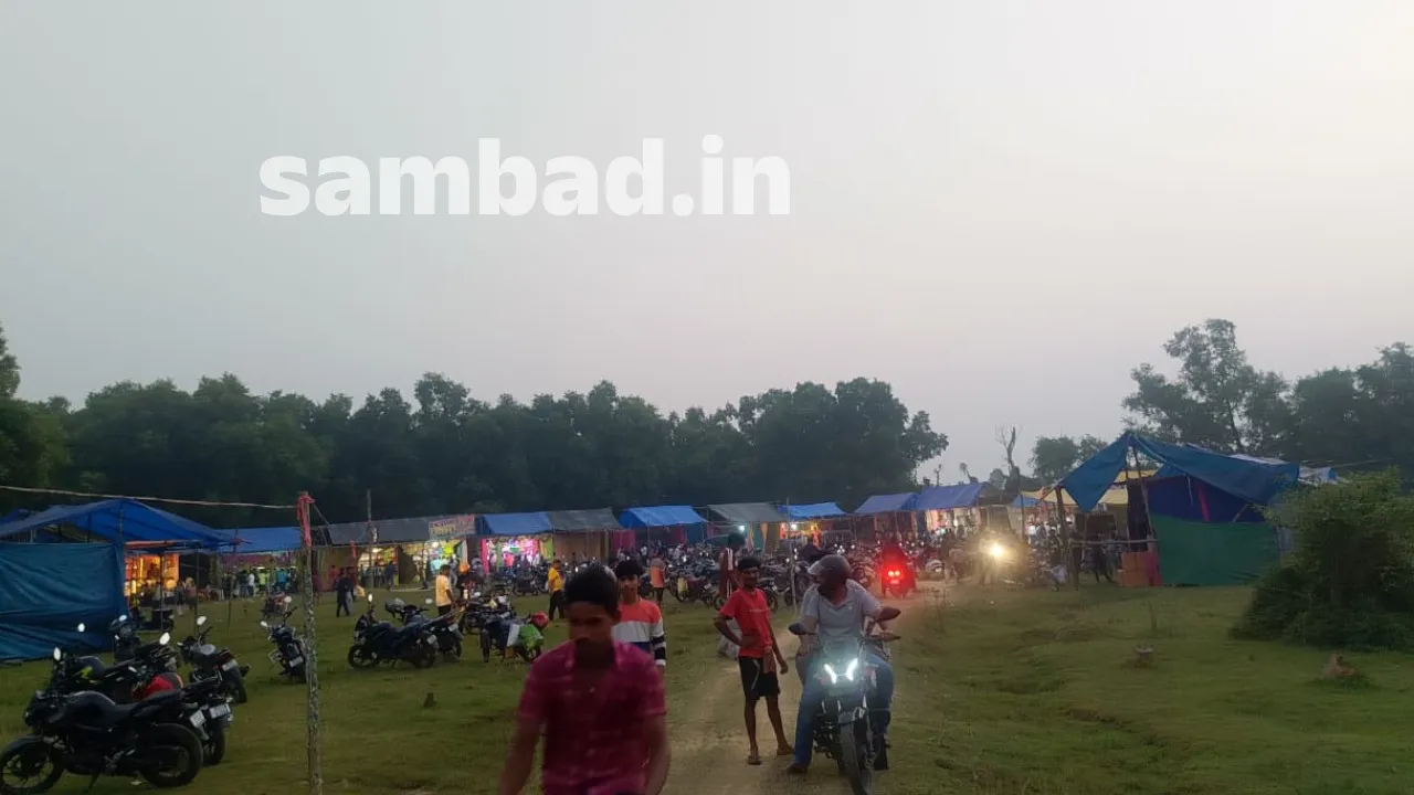  Bachhuripada of Mayurbhanj district cracker market open. Photograph: (sambad.in) 
