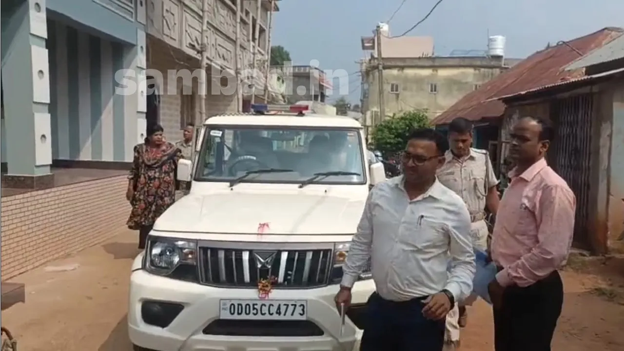  Crime Branch team raid on Muna Mohanty home in Banki of Cuttack. Photograph: (sambad.in) 
