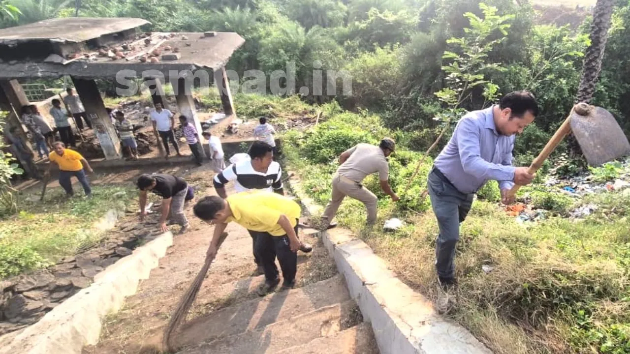 Offecers join hands for swachha mission in Gajapati. Photograph: (sambad.in) 