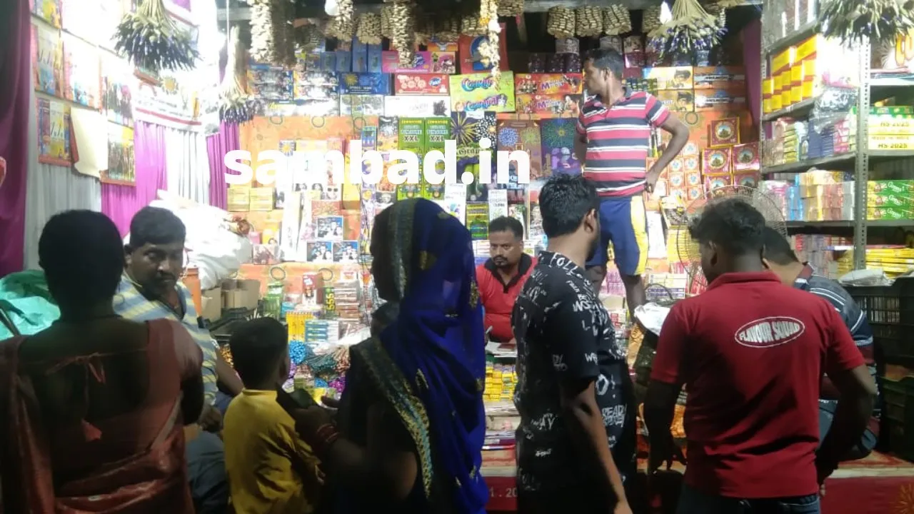  Crackers shop open in Nirakarapur of Khordha district. Photograph: (sambad.in) 
