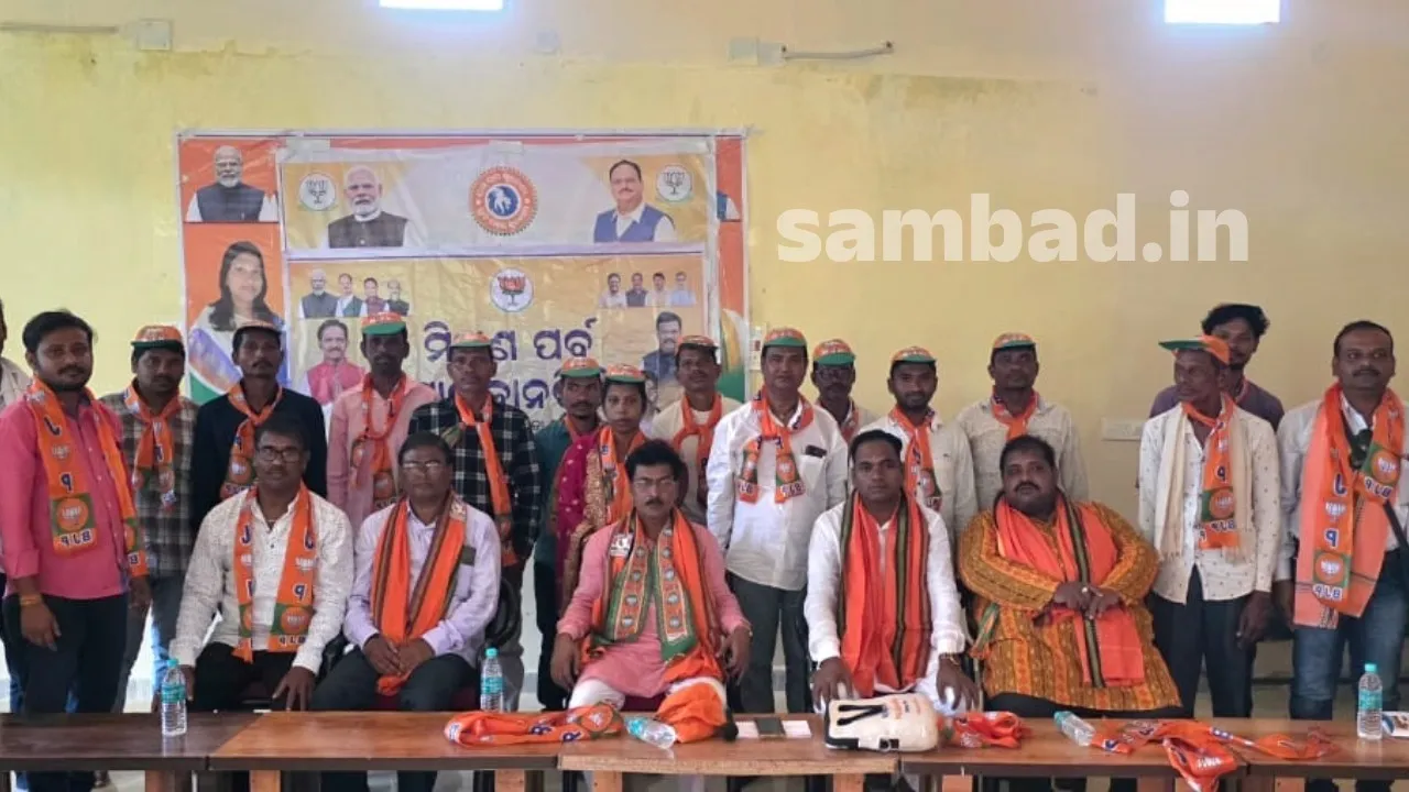  Political workers join in BJP in Malkangiri district. Photograph: (sambad.in) 