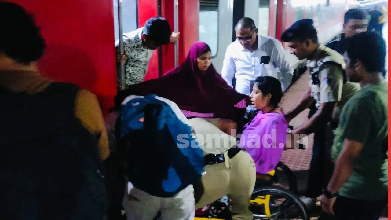  Pregnant woman admited to hospital with help of RPF. Photograph: (sambad.in) 