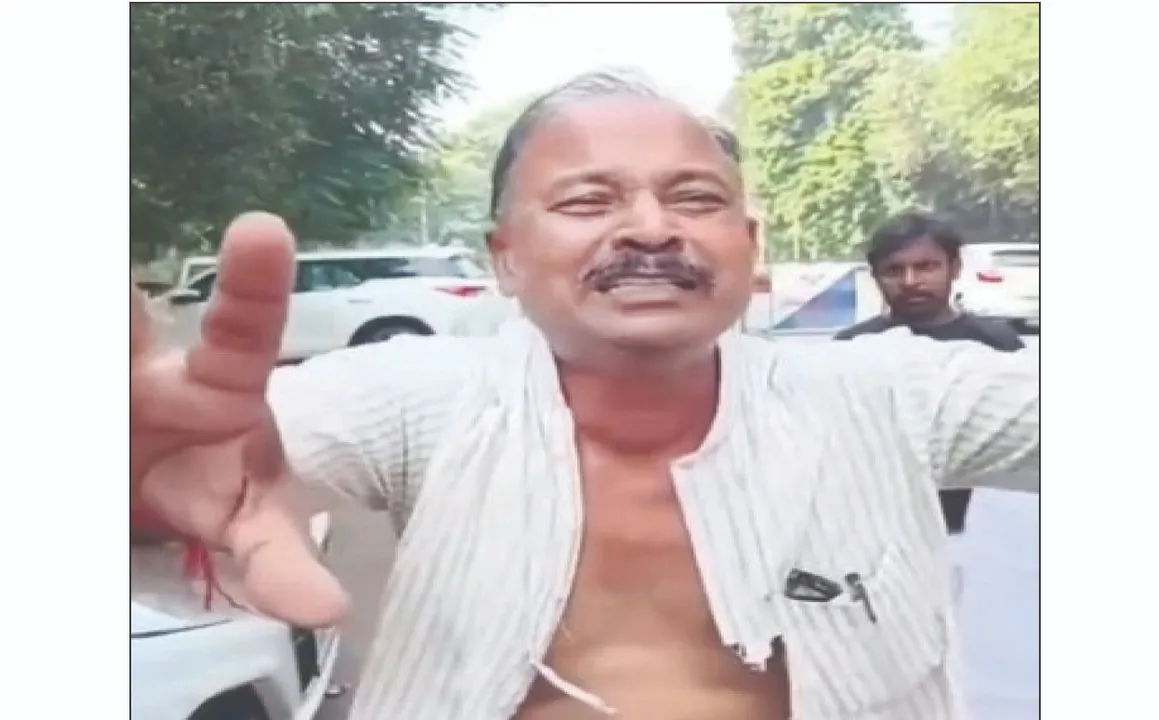  ଟିକେଟ୍‌ ନମିଳିବାରୁ ରାବଡ଼ୀ ଆବାସ ବାହାରେ ସାର୍ଟ ଚିରି ଗଡ଼ିଲେ ଆଶାୟୀ