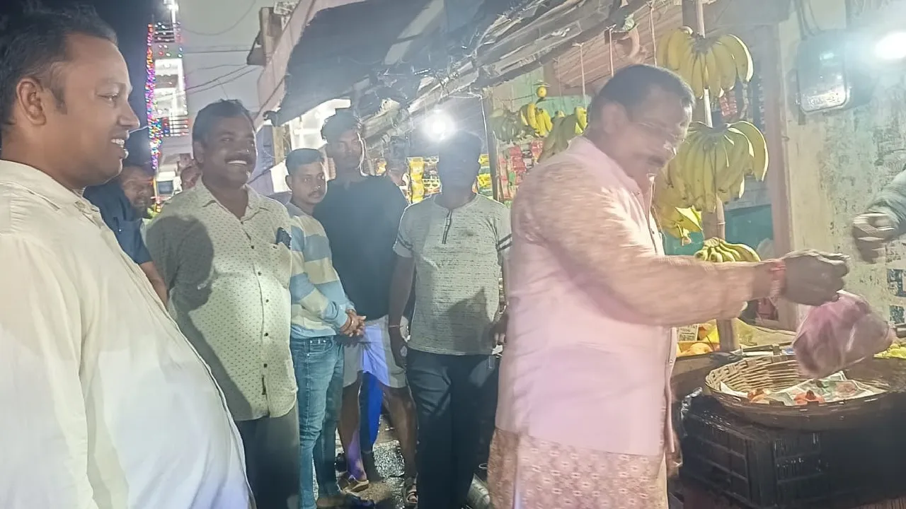  Kantabanji MLA Laxman Bag shopping earthern lamp from road side market. Photograph: (sambad.in) 