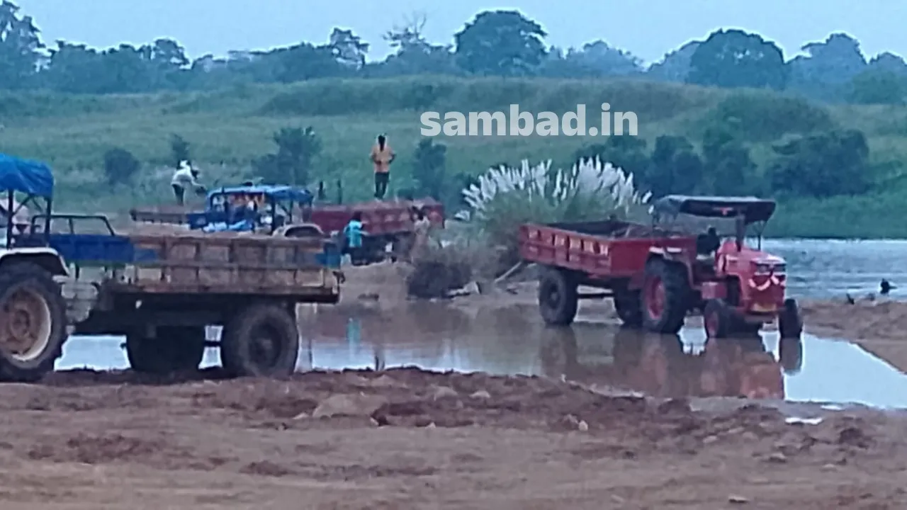 Illigal sand smuggling in Bamanghati. Photograph: (sambad) 