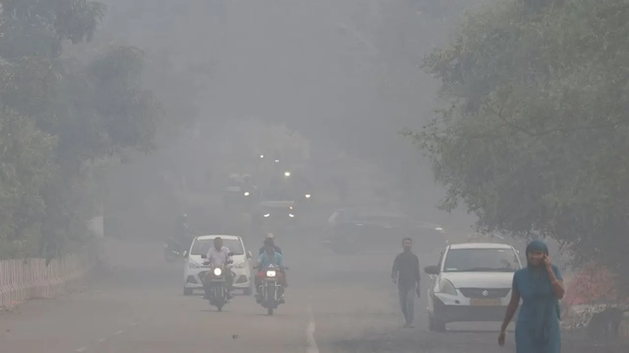  Vehicles move on a road shrouded in smog a day after Diwali Photograph: (www.indiatoday.in) 