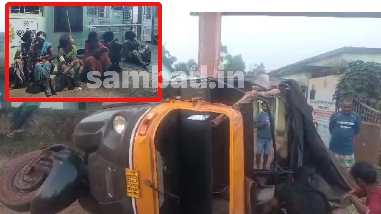  Auto overturns as one dead and another nine are injured in Keonjhar district on Wednesday. Photograph: (sambad.in) 