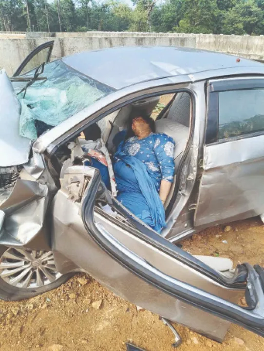  ପୋଲ ବାଡ଼ାକୁ ଧକ୍କା ଦେଲା କାର୍‌ ବ୍ୟାଙ୍କ ଅଧିକାରୀଙ୍କ ପତ୍ନୀ ମୃତ, ମା’ ଗୁରୁତର