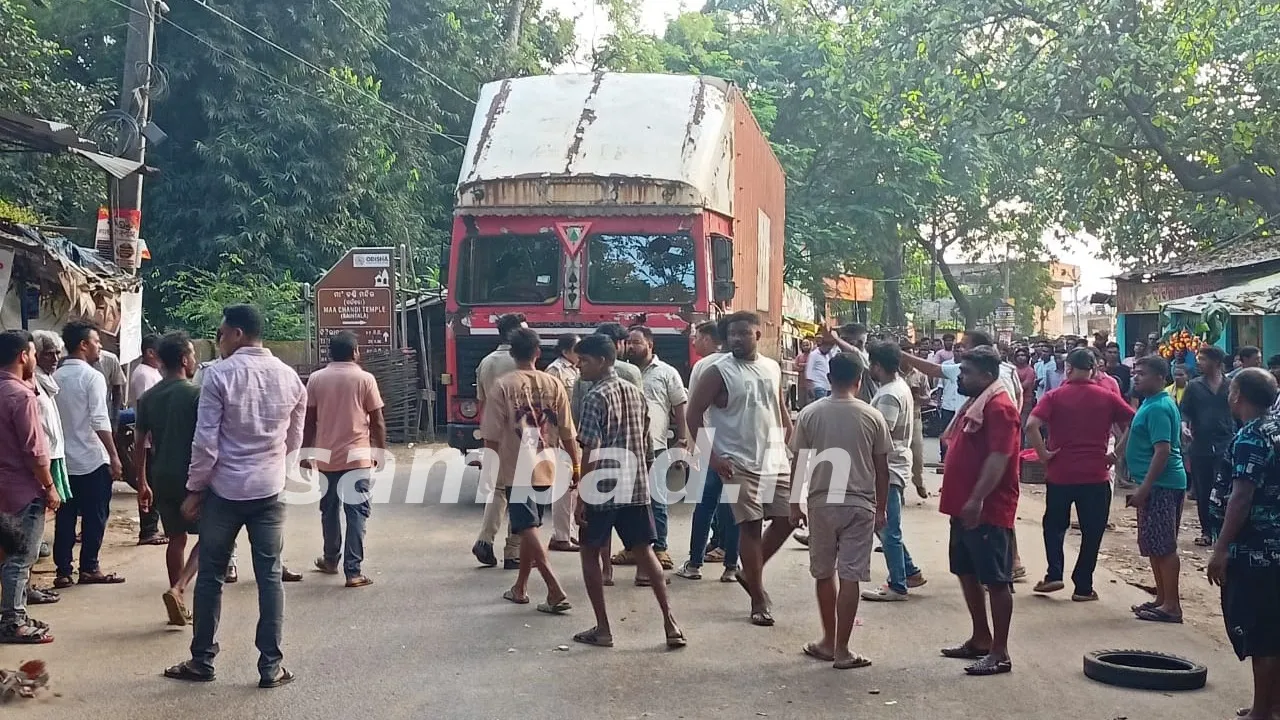  Affter a man killed in accident local people blocked road in Saintala on Thursday. Photograph: (sambad.in) 