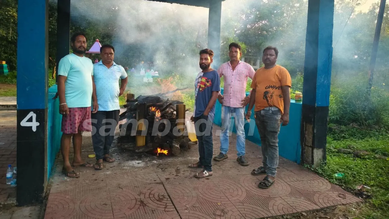  Dead Body Cremated by youth members in Jyepore. Photograph: (sambad.in) 