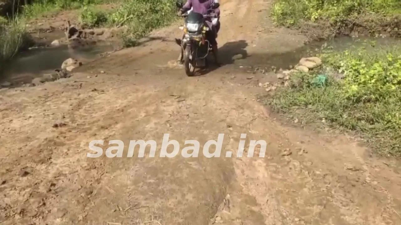  Mahaprayana vehicle stopped due to problem of road in Boudh district. Photograph: (sambad.in) 