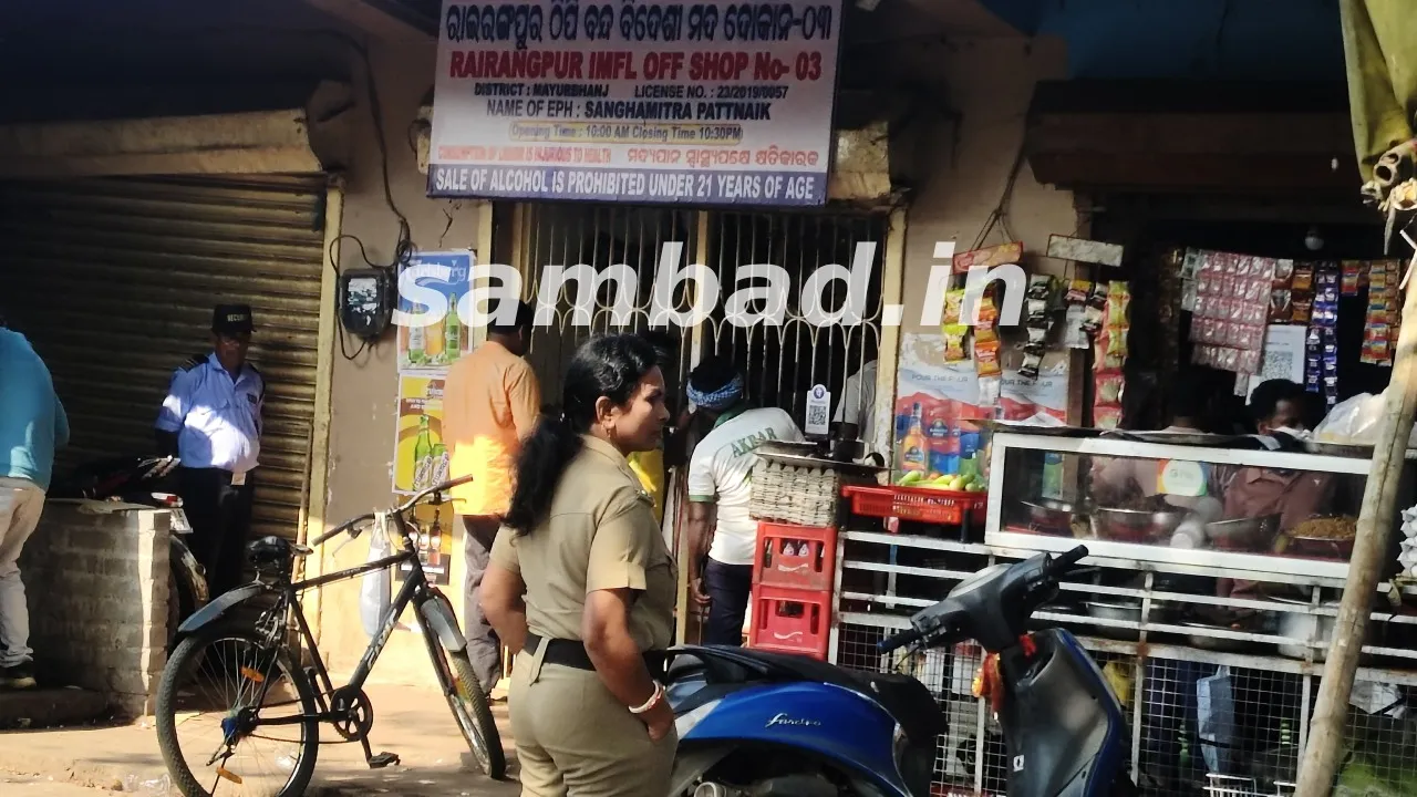  Woman police duty near by wine shop in Rairangpur. Photograph: (sambad.in) 