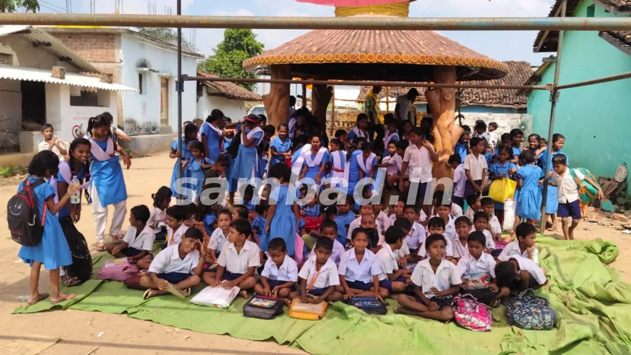  Students reading outside of school in Chandahandi block of Nabarangpur district. Photograph: (sambad.in) 