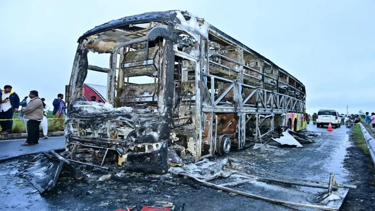  Bus Fire in Kurnool Andhrapradesh Photograph: (Image Courtesy: IndiaTV) 