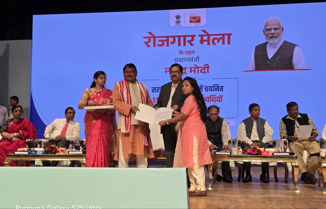  Union Minister Juel Oram distributes job letter in Bhubaneswar on Friday. Photograph: (sambad.in) 