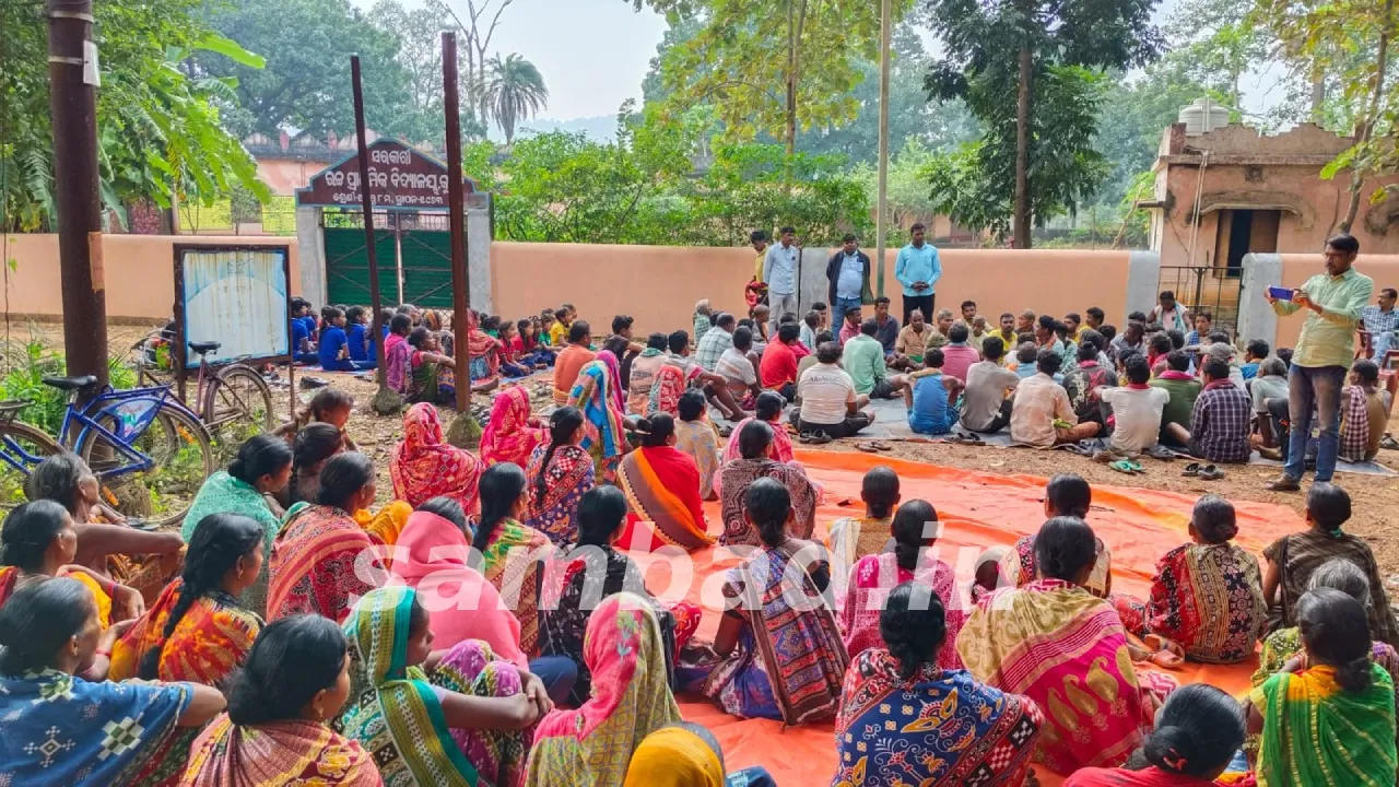  Villagers locked school gate in Jamankira of Sambalpur district on Saturday. Photograph: (sambad.in) 
