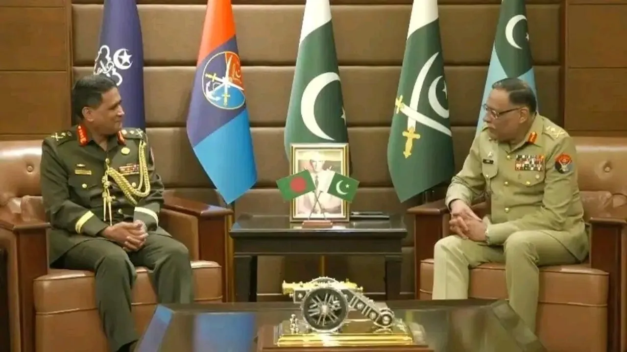  Pakistan's Chairman of the Joint Chiefs of Staff Committee, General Sahir Shamshad Mirza, arrived in Dhaka Photograph: (@DefenseDtb) 