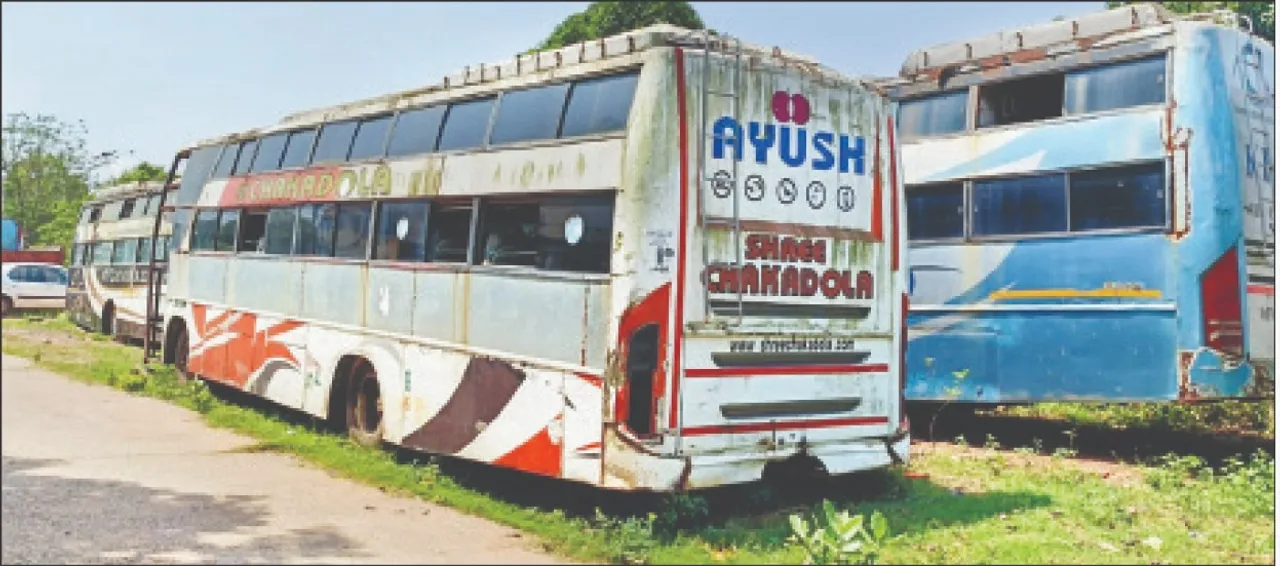  Abandoned bus occupies the road: ରାସ୍ତା ମାଡ଼ିବସିଛି ପରିତ୍ୟକ୍ତ ବସ୍‌: ପୌରପାଳିକା ନୋଟିସ୍‌କୁ ଫୁ