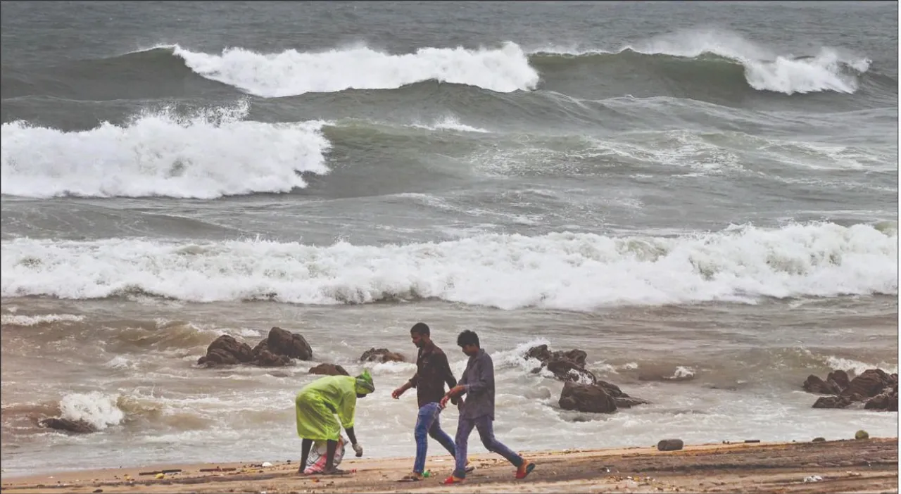  Heavy rains in Andhra: ଆନ୍ଧ୍ର, ତାମିଲନାଡ଼ୁରେ ପ୍ରବଳ ବର୍ଷା: ସ୍କୁଲ ଓ ଅଙ୍ଗନବାଡ଼ି ବନ୍ଦ, ଟ୍ରେନ୍‌ ବାତିଲ