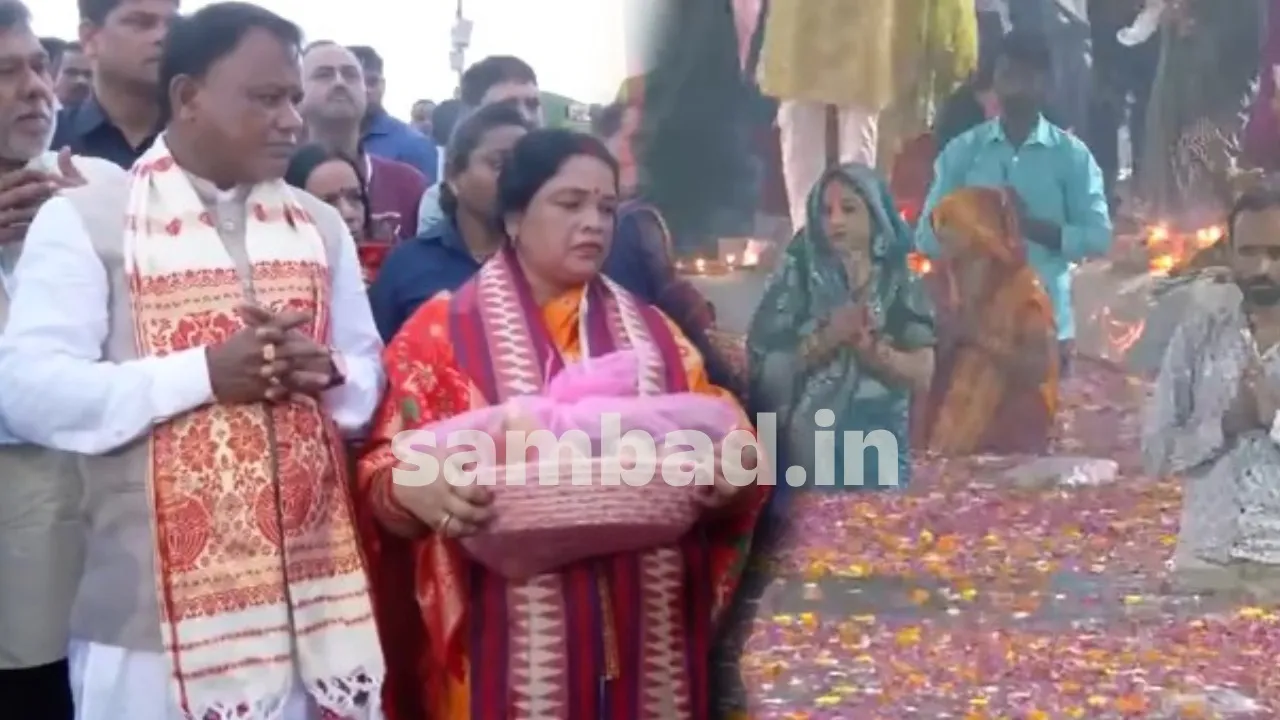  CM Mohan Charan Majhi performs ChhathPuja along with his wife at Kuakhai river in Bhubaneswar on Tuesday.. Photograph: (sambad.in) 