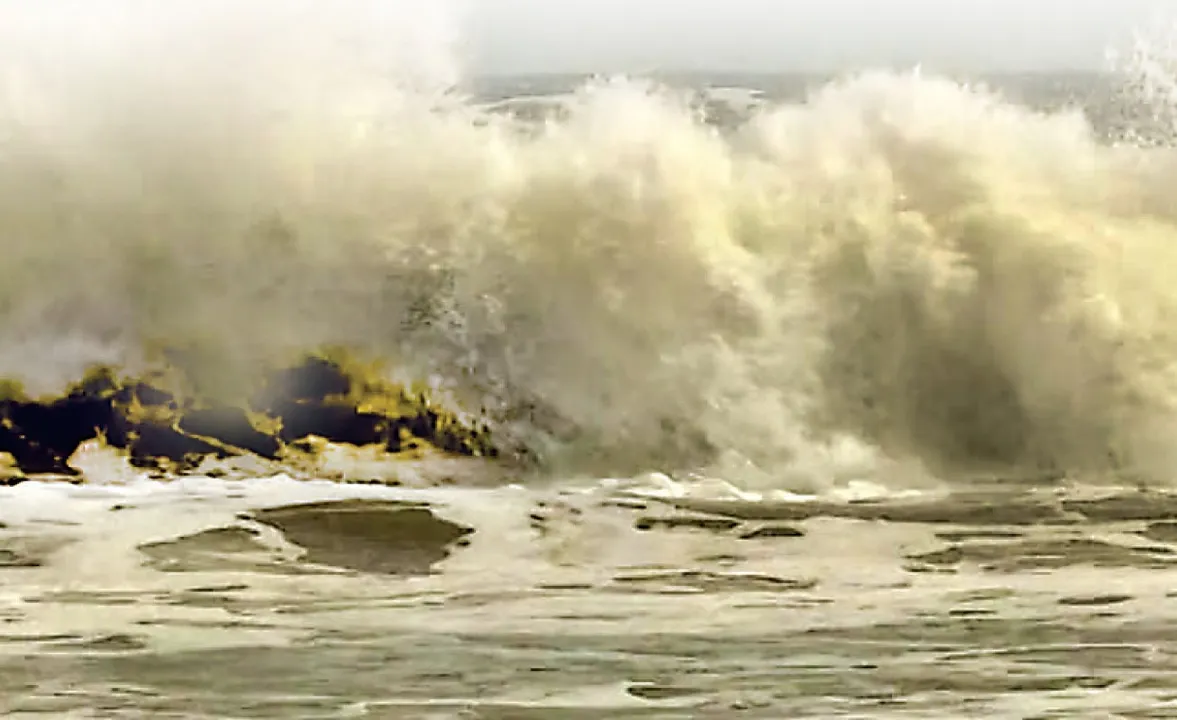  The ‘Montha’: ଭୀଷଣ ହେଉଛି ‘ମୋନ୍ଥା’: ସନ୍ଧ୍ୟା ପରେ ‘ମୋନ୍ଥା’ ମାଡ଼, କାକିନାଡ଼ା ପାଖରେ ସ୍ଥଳଭାଗ ଛୁଇଁବ