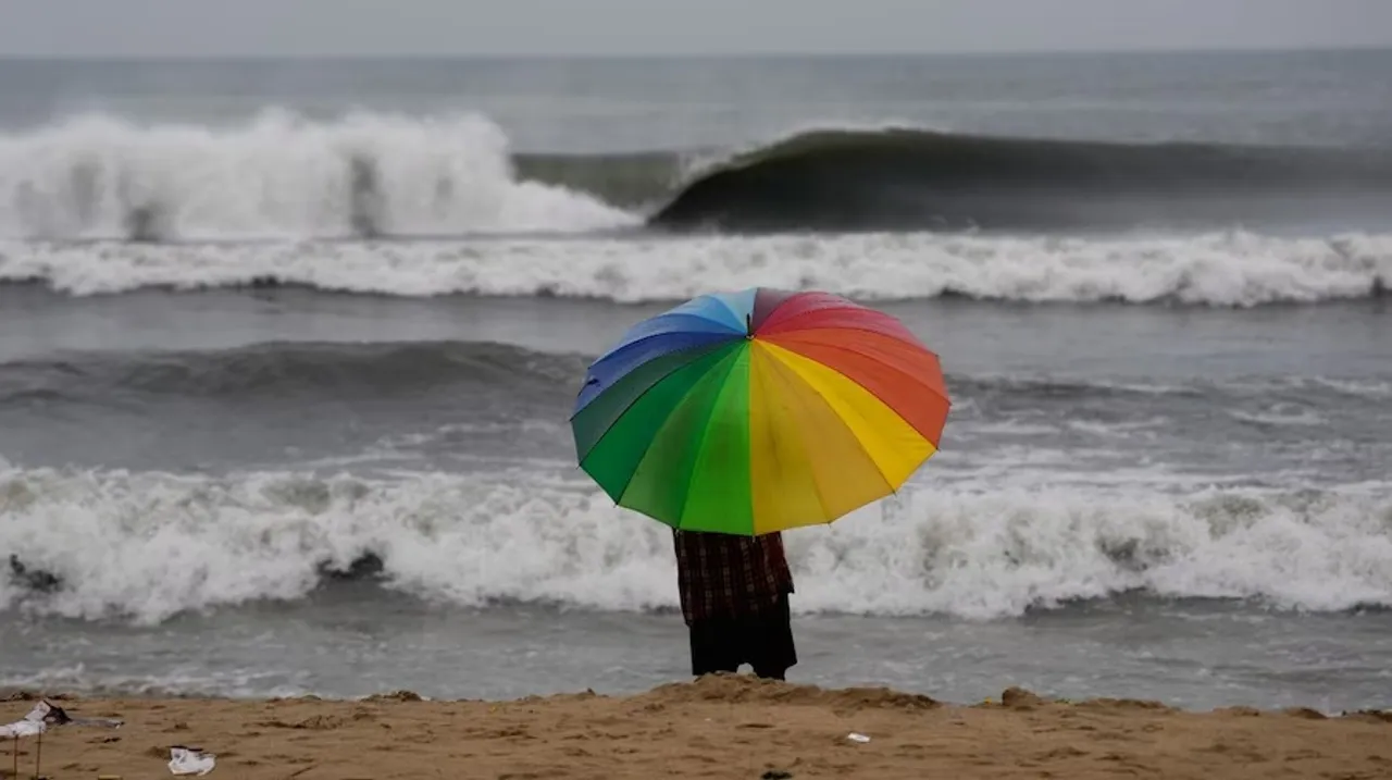  Cyclone Montha landfall in Andhra Pradesh on Tuesday. Photograph: (Aaj Tak) 
