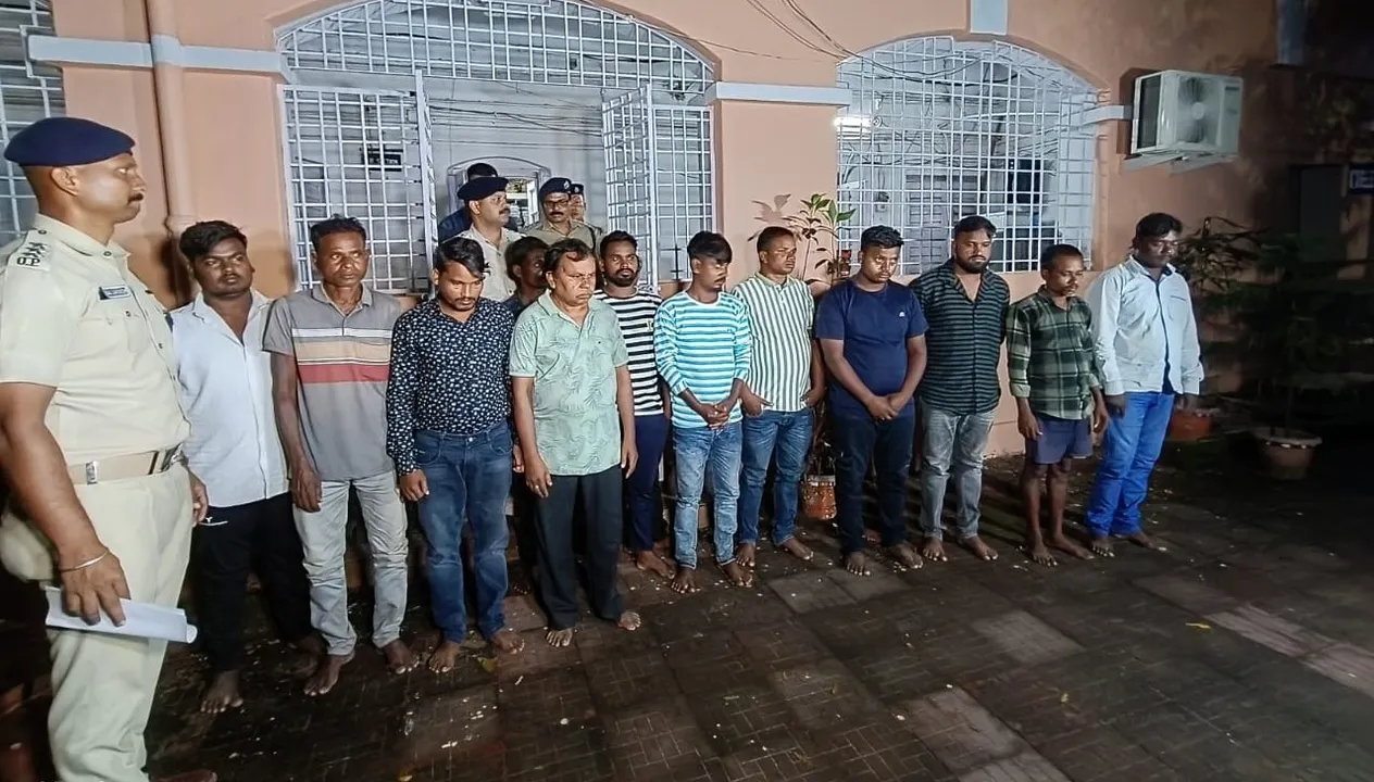  18 persons held by Sambalpur police on Wednesday. Photograph: (sambad.in) 